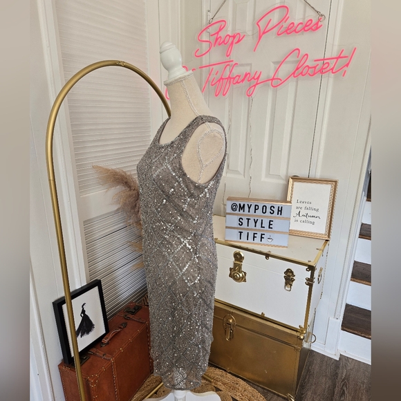 STUNNING SLEEVELESS SILVER SEQUIN MIDI DRESS 🩶✨️ - Picture 4 of 14